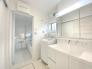 洗面台・洗面所　明るさを取り込む窓付きの洗面室。収納豊富な洗面台は備品をすっきりさせることで生活感が出にくくなります。