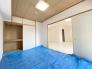 和室　6帖和室はリビングと隣接しています。(ブルーシートで畳を保護しています)